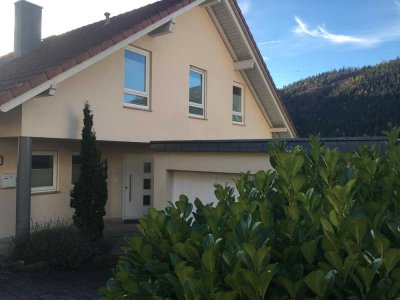 Einziehen und Wohlfühlen - Einfamilienhaus mit Doppelgarage in ruhiger Aussichtslage