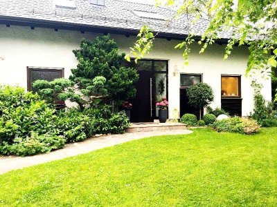 Großzügiges Ensemble-Eckhaus mit schönem Garten
