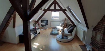 Geschmackvolle und geräumige DG-Wohnung mit einem Zimmer sowie Balkon und EBK in Nürnberg
