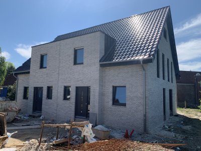 Erstbezug hochwertige moderne DHH , KFW 40er Energiestandard