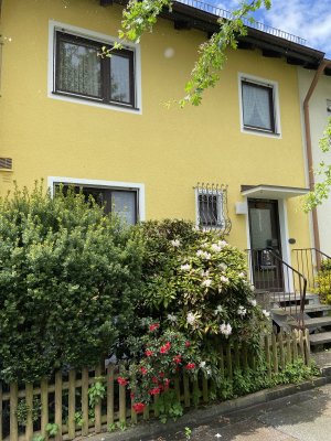 RMH - sehr ruhige jedoch zentrale Lage: Ärzte, Apotheke, Bäcker, Metzger, Lebensm., Post zu Fuß erreichbar. S-Bahn 2 direkt nebenan. Schulen u. Kindergärten und Kirchen vorhanden.