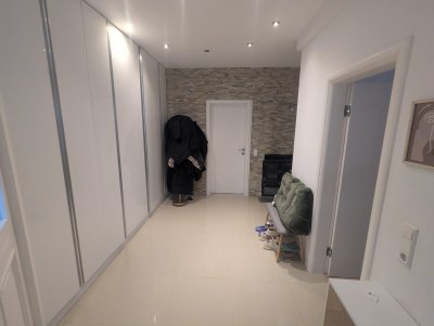 Stilvolle 3-Zimmer-Altbauwohnung, hochwertig renoviert, Holzofen, Einbauküche & verglaster Balkon