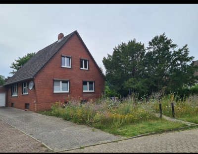 Dieses Einfamilienhaus mit Garage und großem Garten vereint Charme und ein großes Nutzungspotenzial – die perfekte Basis für Ihr neues Zuhause! Provisionsfrei, Verhandlungsbasis