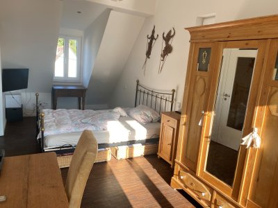 Für Wochenendheimfahrer: 23 qm helles + ruhiges DG-Zimmer mit Bad