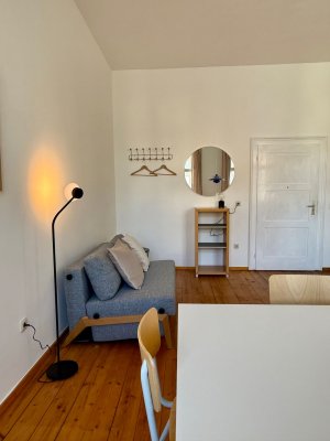 Charmante, komplett eingerichtete 2-Zimmer-Wohnung im denkmalgeschützten Rathaus – Blick auf die Burgruine
