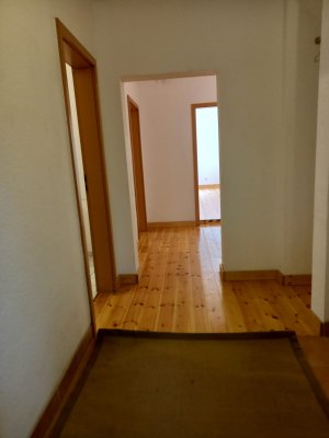 Ruhige SouterrainWohnung mit hellem KieferDielenFußboden