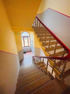 frisch renovierte 2 Zimmer- Wohnung mit Bad mit Wanne und Fenster in zentraler Innenstadt
