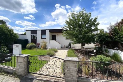 Traumhafter, modernisierter Winkelbungalow mit herrlichem Garten und Doppelgarage auf dem Appenberg