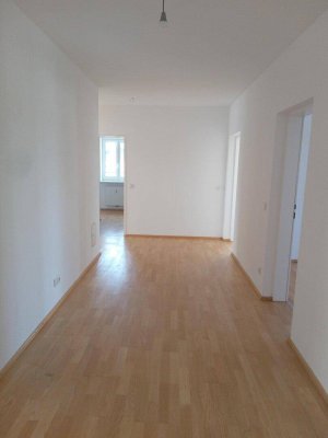 Sonnige, großzügige 3-Zimmer-Wohnung mit überdachtem Balkon und möblierter Küche in zentraler Lage in Ried
