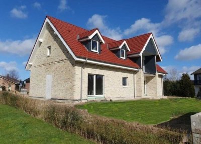 Traumhaus der Prestigeklasse mit 2 WE,
Gestaltungsfreiraum, nur 3km zum Yachthafen Grömitz