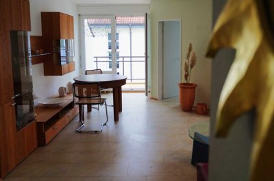 Sehr charmante, sonnige, renovierte und möblierte 2-Zimmer-Wohnung mit drei (!) großzügigen Balkonen