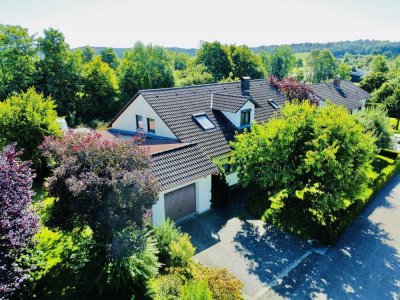 Haus mit zwei Wohneinheiten und großem Garten...