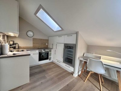 Modernisierte 2-Zi-DG-Wohnung mit Balkon, Hobbyraum & Bergblick