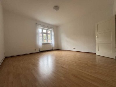 Großzügige & ideal geschnittene 3-Zi.-Altbau-Wohnung mit EBK!