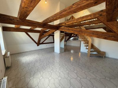 Sanierte 4-Zimmer-Dachgeschoss-Wohnung mit Sichtbalken, Designbad und Gartenoption