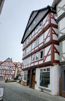 Charmantes Wohn- und Geschäftshaus unter Denkmalschutz in Toplage am Marktplatz in Homberg (Efze)