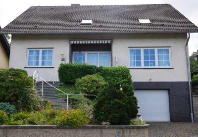 Geräumiges Wohnhaus mit Garage und Garten