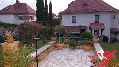 Schickes Wohnhaus mit Garagengrundstück