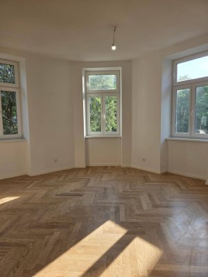 Helle 4-Zimmer Altbauwohnung mit Balkon und Aufzug