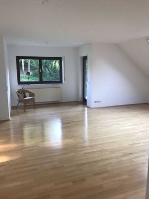 Ansprechende 3.5-Zimmer-Dachgeschosswohnung mit gepflegter Innenausstattung und Balkon in Unkelbach