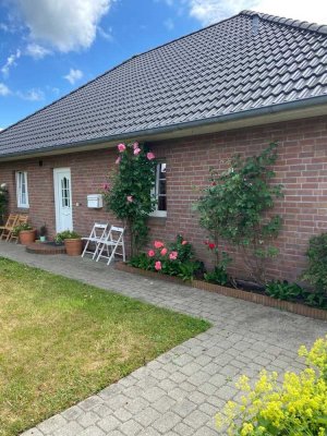 Bungalow (schnellstmöglicher Einzug realisierbar) + Mehrfamilienhaus (vermietet) in Bredstedt .