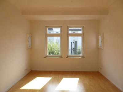 Großzügige 4- Zimmer  Altbauwohnung mit Balkon in Rheinnähe