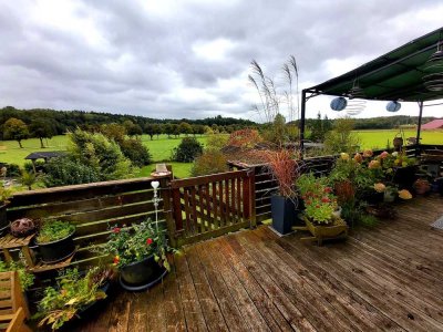 Wohnen mit Weitblick – Maisonettewohnung mit großer Holzterrasse und Charme am Ortsrand!
