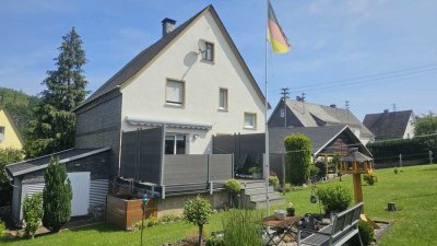 Gepflegtes Wohnhaus mit Ausbaureserve und 
tollem Gartengrundstück!