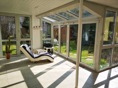 EXKLUSIVER WOHNKOMPFORT! Sonnige Traumwohnung mit Wintergarten, Sauna und High-End-Küche!