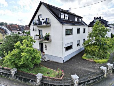Gepflegtes Drei- bis Vierfamilienhaus mit 3 Garagen als Renditeobjekt