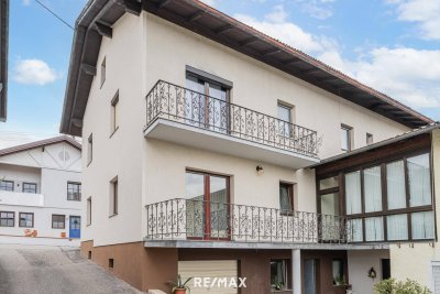 Großes Mehrparteienhaus und sehr großem Grundstück