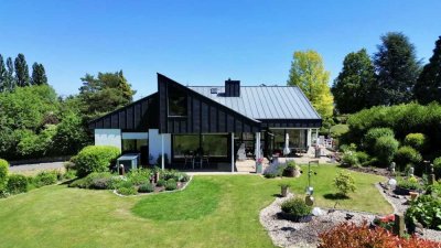 Freistehendes Einfamilienhaus mit Gartenparadies und Baugrundstück in ruhiger Lage von Knöringen