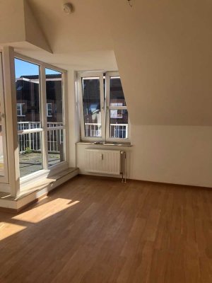 Schöne 3 Zimmer Maisonette-Wohnung mit Balkon in Wedel