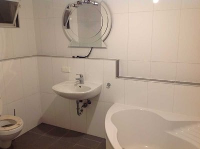 Renovierte 2-Zimmer-Souterrain-Wohnung für Singles mit Terrasse und EBK in Viernheim