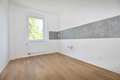 *Erstbezug nach Sanierung: hochmoderne 2-Raum-Whg. mit Balkon & Gartennutzung in 09221 Neukirchen*