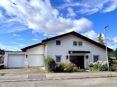 Sehr gepflegtes Einfamilienhaus mit ELW und Doppelgarage in Aussichtslage