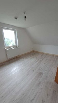 Erstbezug nach Sanierung: Preiswerte 3-Raum-DG-Wohnung in Schwarzenbach an der Saale