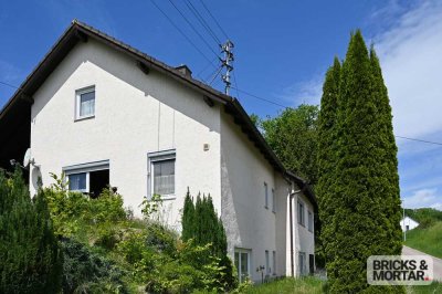 Freistehendes Einfamilienhaus mit umfassendem Renovierungsbedarf