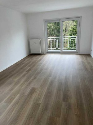 Frisch renovierte,sonnige  2 Zimmer Wohnung, Balkon und Garage, bezugsfertig,Lüd.- Nähe Buckesfeld