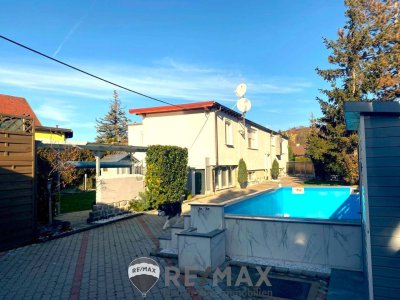 "Ein-/Zweifamilienhaus, neu renoviert, mit 2 Wohnungen (je 120m²) und Pool!"