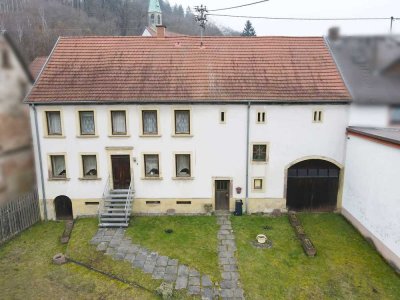 Sanierungsbedürftiges Einfamilienhaus mit großem Garten und großer Scheune!