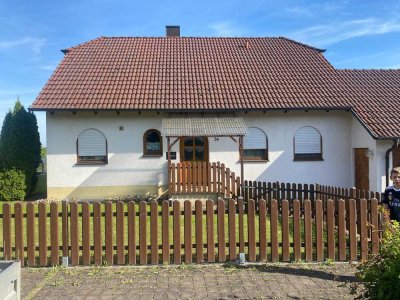 Familiendomizil mit unverbaubarem Blick ins Grüne in Poppenhausen