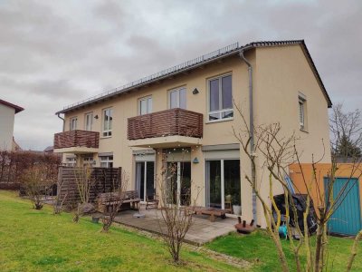 D6757 + Eine Doppelhaushälfte + Neubau 2006 + EF Hochheim + Lichtdurchflutet + moderne Ausstattung +