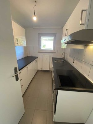 helle 2,5-Zimmer-Wohnung mit Balkon und moderner Einbauküche