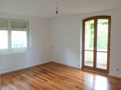 Zentrale & helle 3-Zi. Whg. mit Parkett & großen Garten