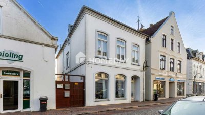 Schmuckstück mit Altbau-Charm mit praktischer Einliegerwohnung & Carports in zentraler Lage | Brake