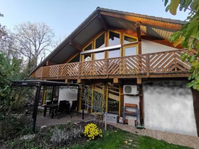 Bezugsfreies Einfamilienhaus
ruhig gelegen mit Keller, Photovoltaik, Solarthermie und Wallbox!