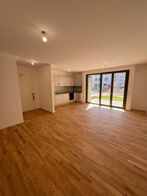 NEUBAU! Helle 3-Zimmer-Wohnung mit Terrasse, Einbauküche und Gartenanteil
