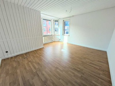 *Mitten im Stuttgarter Süden: Super aufgeteilte Dreizimmer-Altbauwohnung mit Küchenbalkon*
