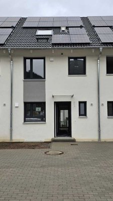 Hochwertiger Neubau mit PV-Anlage und Wärmepumpe